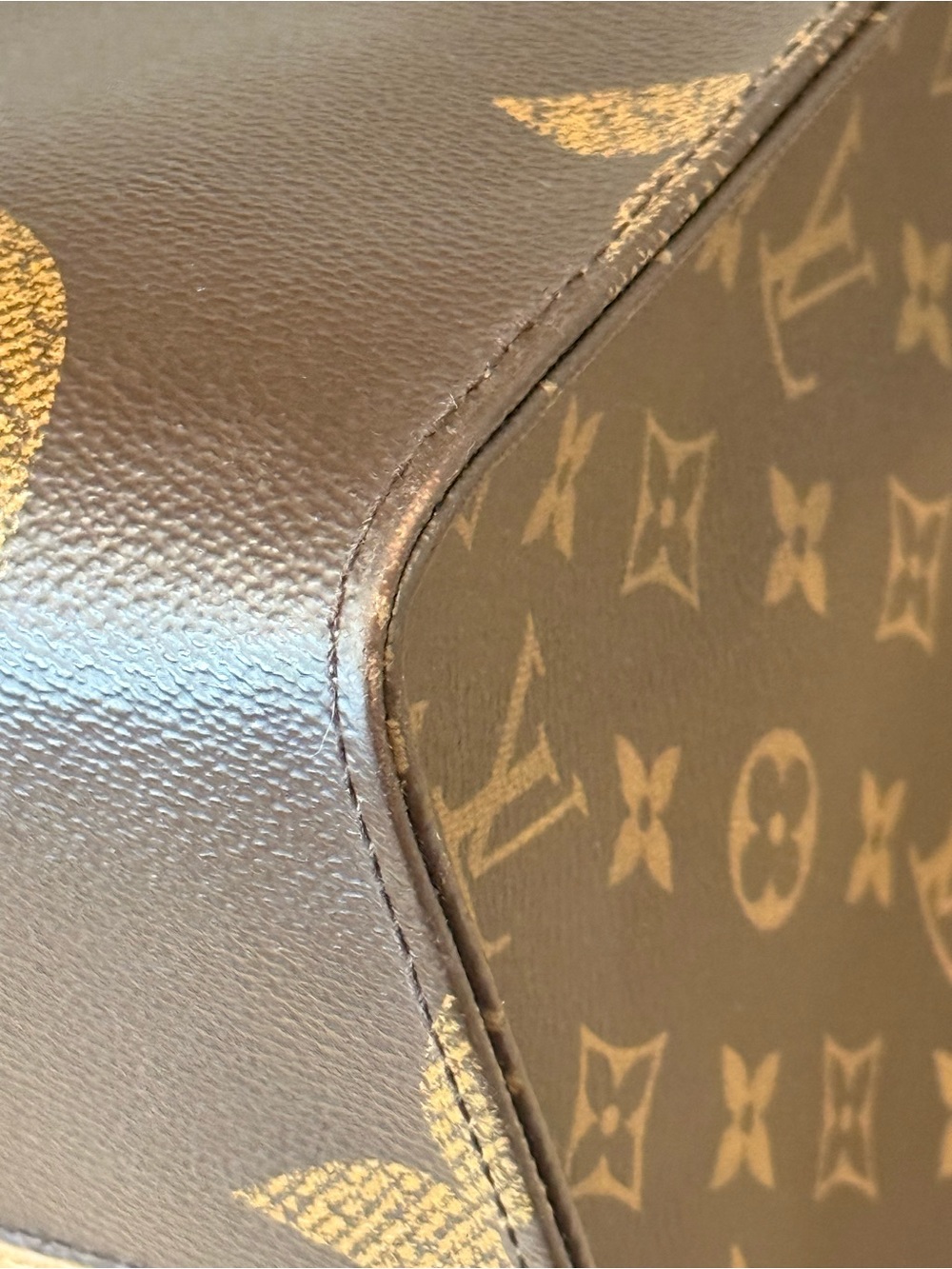 Louis Vuitton Monogram Giant Onthego Tote in Brown with Red Interior - Picture 7 of 16